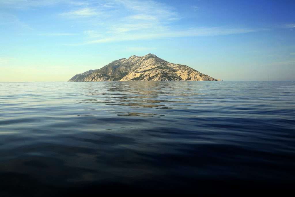 L’isola di Montecristo, situata nel Mar Tirreno, Comune di Portoferraio (LI), è Riserva Naturale dal 1971 ed è affidata alla gestione dell’Arma dei Carabinieri.